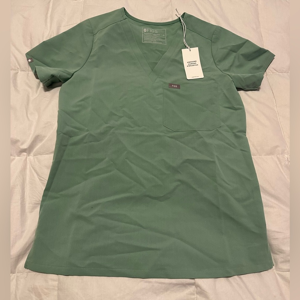 NWT FIGS CASMA TOP IN RARE COLOR JADE